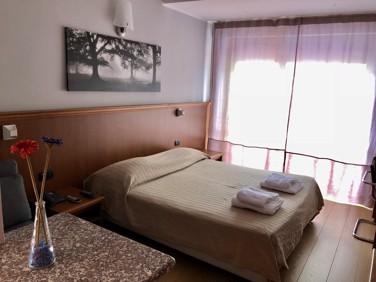 Hotel & Apartments Rinaldo Borgomanero Kültér fotó