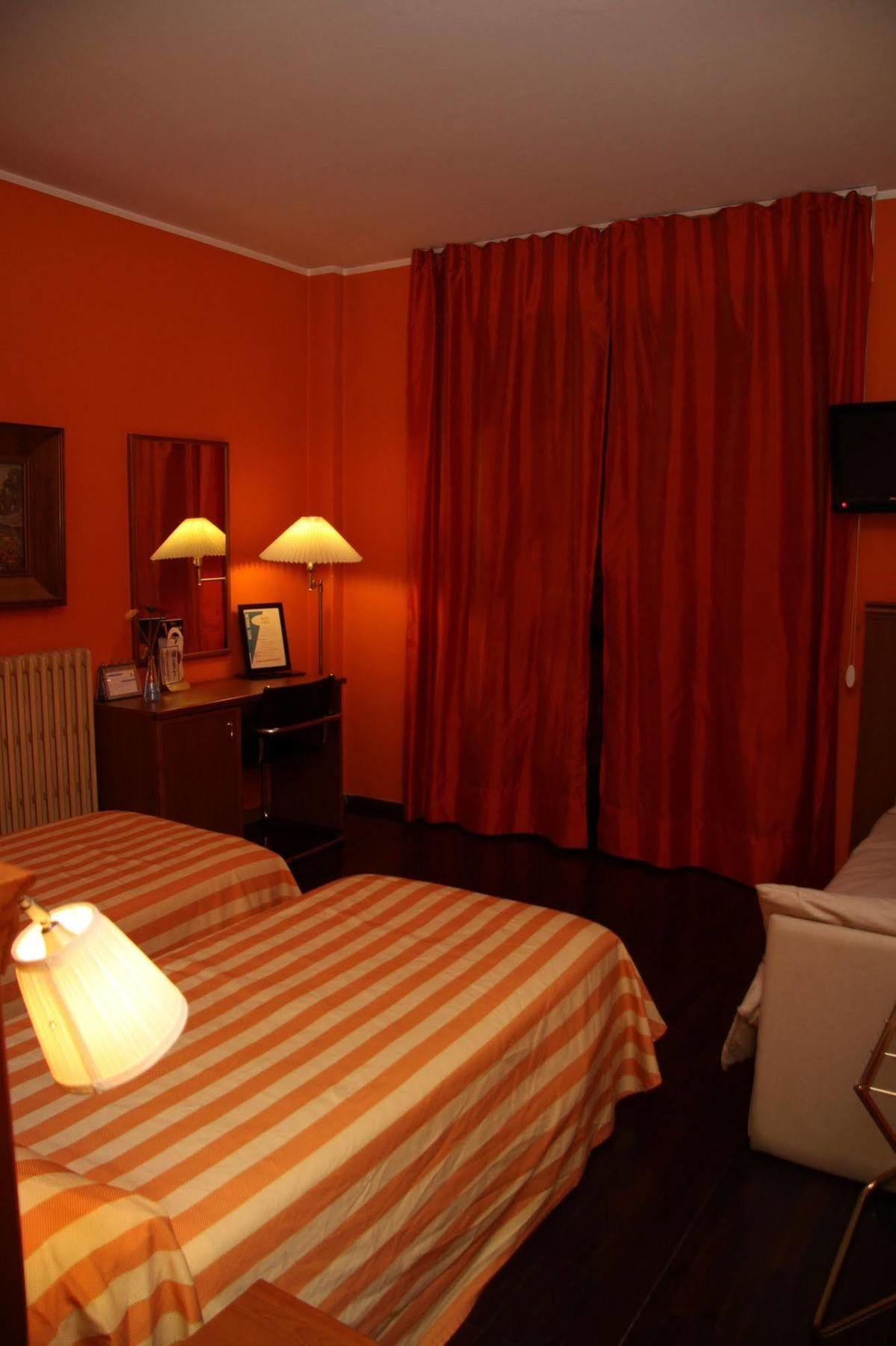 Hotel & Apartments Rinaldo Borgomanero Kültér fotó