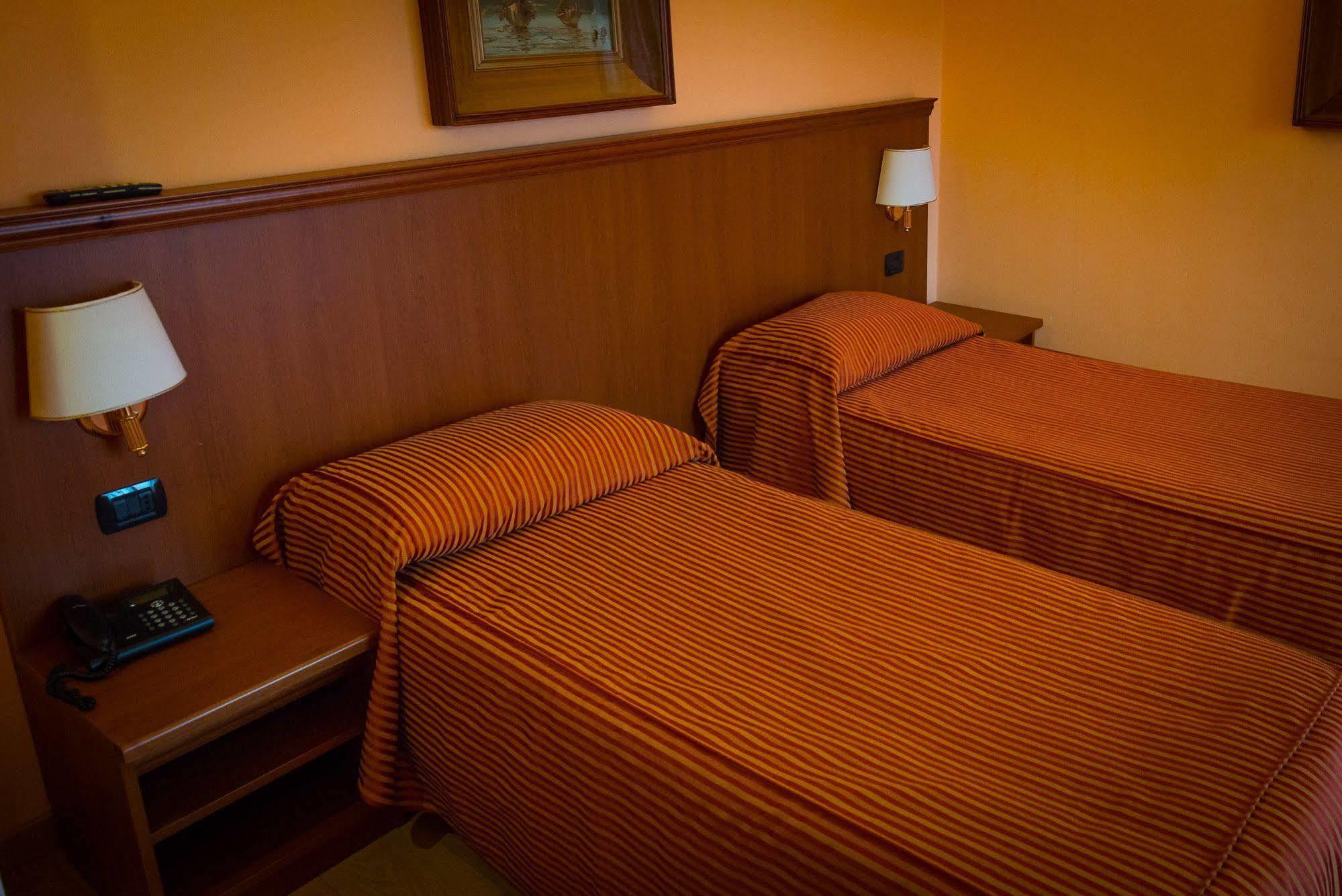 Hotel & Apartments Rinaldo Borgomanero Kültér fotó